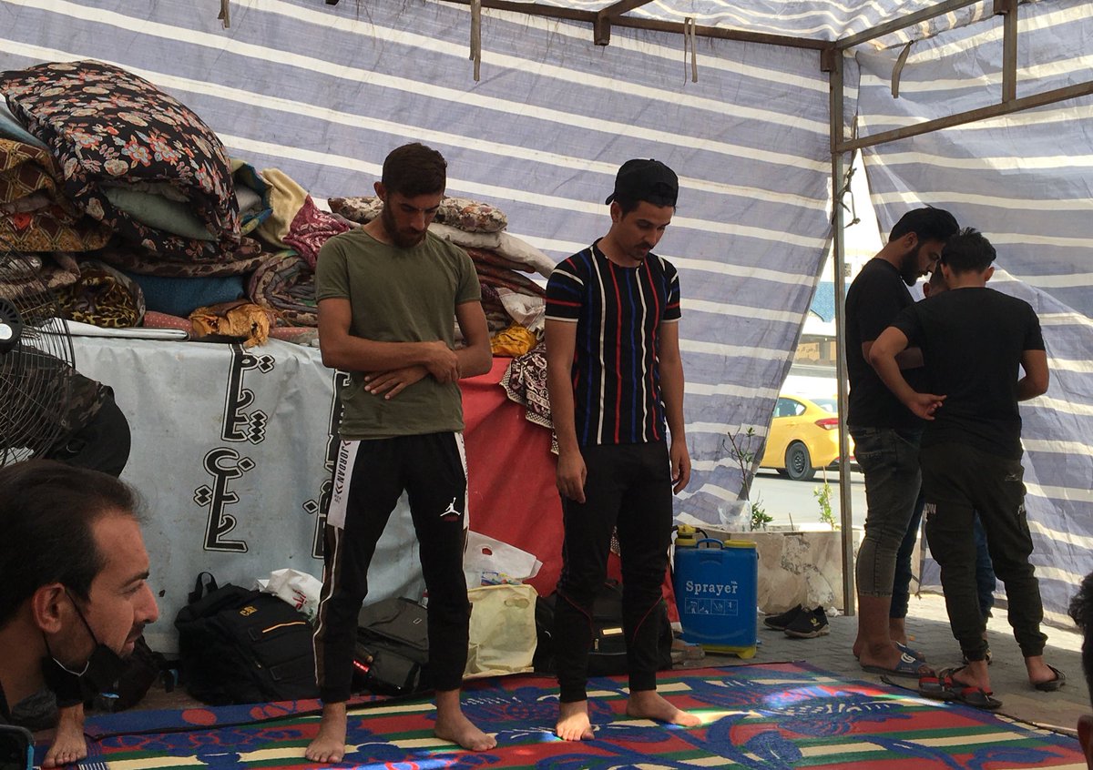 عندما تتحدث الحكومة عن توفر 231 الف درجة وظيفية من الحذف والاستحداث هذا دليل على وجود السيولة المالية لتعيين كافة المعتصمين 
والمرابطين على الارصفة صورة من الخيمة ✌️
#يالكاظمي_الموازنه_للمعتصمين