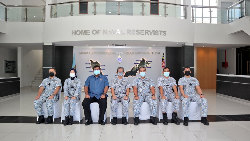 MPSTLDM's tweet photo. Lawatan Kerja dari Kementerian Kewangan ke @MkSimpanan dan @KDSI_rasmi oleh Ketua Penolong Pengarah Belanjawan Negara Encik Zukhairil Amar dan Setiausaha Bahagian Kewangan (SUB) Encik Zamani

#TLDM 
#PSSTLDM 
#MOF https://t.co/9ddiDaCuYY https://t.co/swWsSTKPKW