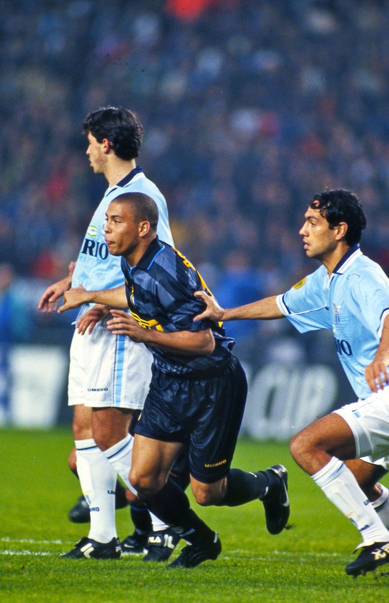 Fin d'un festival. Grandeur nature.Jugovic, Almeyda, Nedved, Favalli ont pris leur partPour Nesta, ce fut le plus gros calvaire de sa carrière. Des années plus tard, il dira à propos de R9 : "Je n'ai jamais vu jouer un joueur aussi bien que ce jour-là."