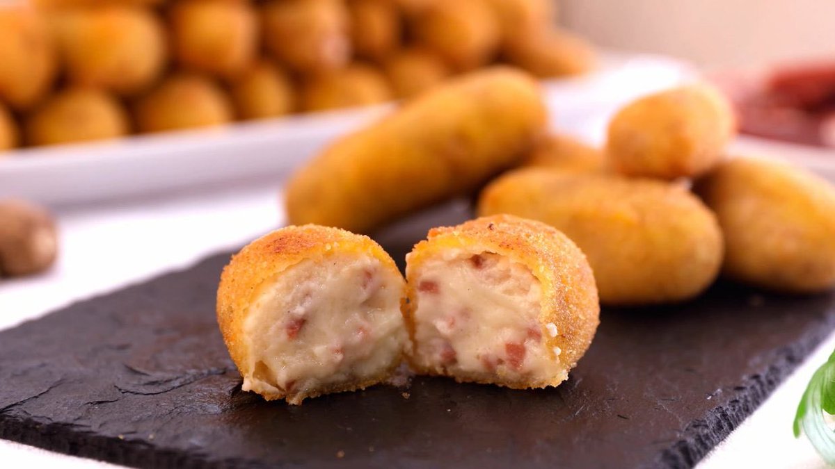 lugraphs's tweet photo. si os tuvierais que quedar solo con UNA cosa cuál sería:

rt - croquetas 
fav - tortilla de patatas https://t.co/laKHBPSiFr