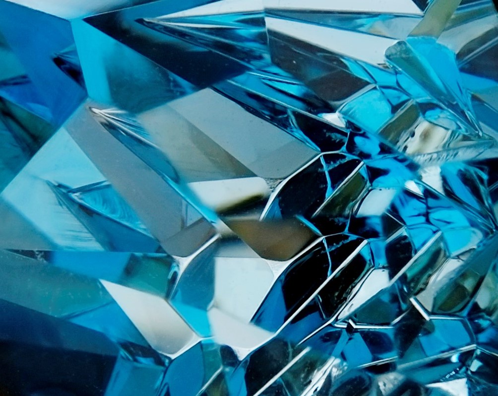 Getting up close with deep tones!

#gemstoneart #colourbeauty #welovecolour #vibrantcolour  #gemstonejewellery #gemstonejewelry #bluetopaz #gemstonelover #gemstonecollections #gemstoneaddict #jewellerydesign #jewelleryaddict #christmascolours #christmas2020