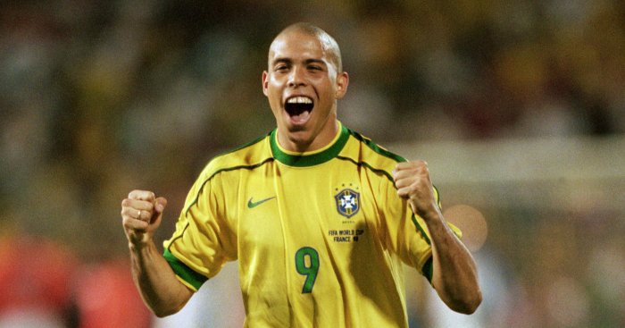 Reste que ce Mondial 1998 de Ronaldo fut lourdingue. Beaucoup trop oublié : 4 buts, 3 passes décisives, des néerlandais marqués à vie et des douleurs aux genoux depuis le début (infiltrations). J'sais pas, faut réaliser ce qu'il a réussi à faire.Élu meilleur joueur, au calme.