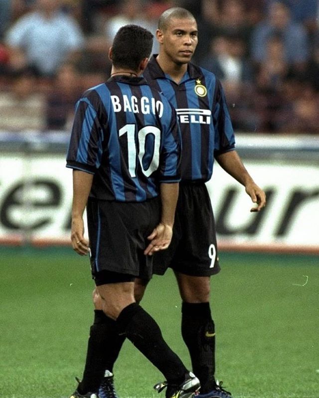 Été 1998, deux bonnes nouvelles pour Ronaldo : il récupère le numéro 9 à l'Inter, et Roberto Baggio arrive. Pirlo aussi.Quant à Zamorano, il trouve la solution à son problème.