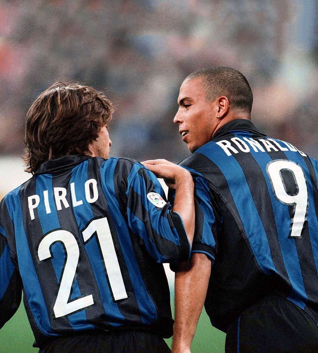 Été 1998, deux bonnes nouvelles pour Ronaldo : il récupère le numéro 9 à l'Inter, et Roberto Baggio arrive. Pirlo aussi.Quant à Zamorano, il trouve la solution à son problème.