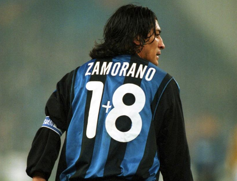 Été 1998, deux bonnes nouvelles pour Ronaldo : il récupère le numéro 9 à l'Inter, et Roberto Baggio arrive. Pirlo aussi.Quant à Zamorano, il trouve la solution à son problème.