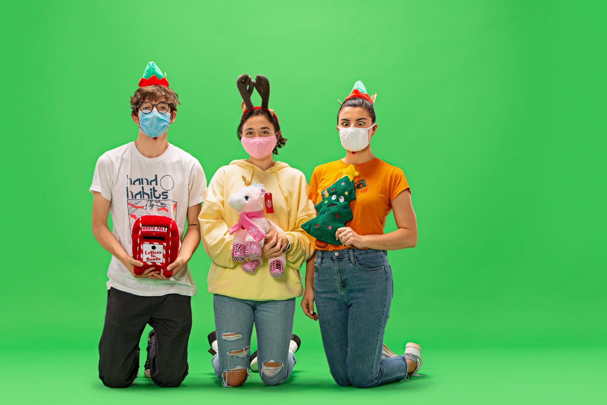 Look at our precious safe stocking stuffers! 🎅🏻🤶🏻🎄😷 #santasworkshop #santashelpers #elves #stocking #holiday #holidays #holladays #tistheseason #socialdistancing #safetyfirst #peoplephotograhpy #portraitphotographer #kimhummelphotography