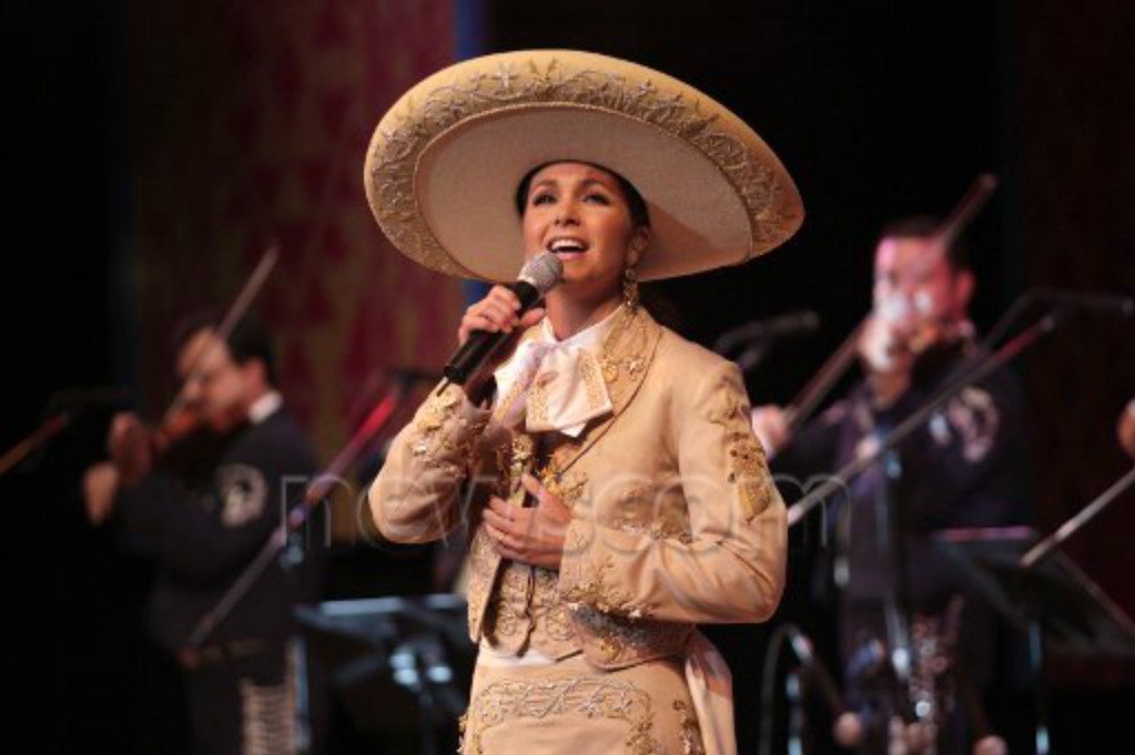 love_hogaza's tweet photo. RT si estás de acuerdo con que Lucero es la mejor cantante de ranchera, y la mujer más bella con traje de charro. 😍 https://t.co/qspOeeUttj