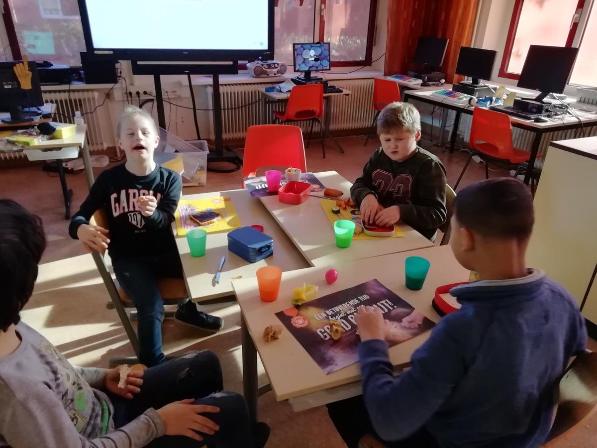 specialheroes's tweet photo. SO-VSO Mikado school uit Gennep op gezonder toer met #HealthyHeroes 

Het programma stimuleert kinderen om gezonder te eten en een gezonde leefstijl als lekker en leuk ervaren! Plezier en samen doen staan centraal! 

Allemaal gezonde Heroes🙌🏼🍐🍎 👉🏼https://t.co/FnmvRoBz76 https://t.co/ZLE3FuGx2c