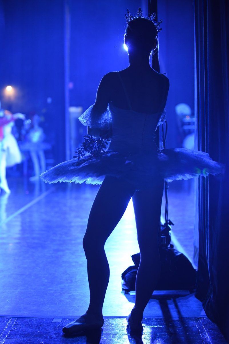 Go back to a simpler time this holiday 🎄 Cue the lights, it's almost show time! 

WE ARE 12 DAYS AWAY! The premiere of the @MoscowBallet Great Russian Nutcracker stream is coming up on Dec 19. Who are you watching with?!  💝 

Grab tix: bit.ly/2ThxdsJ