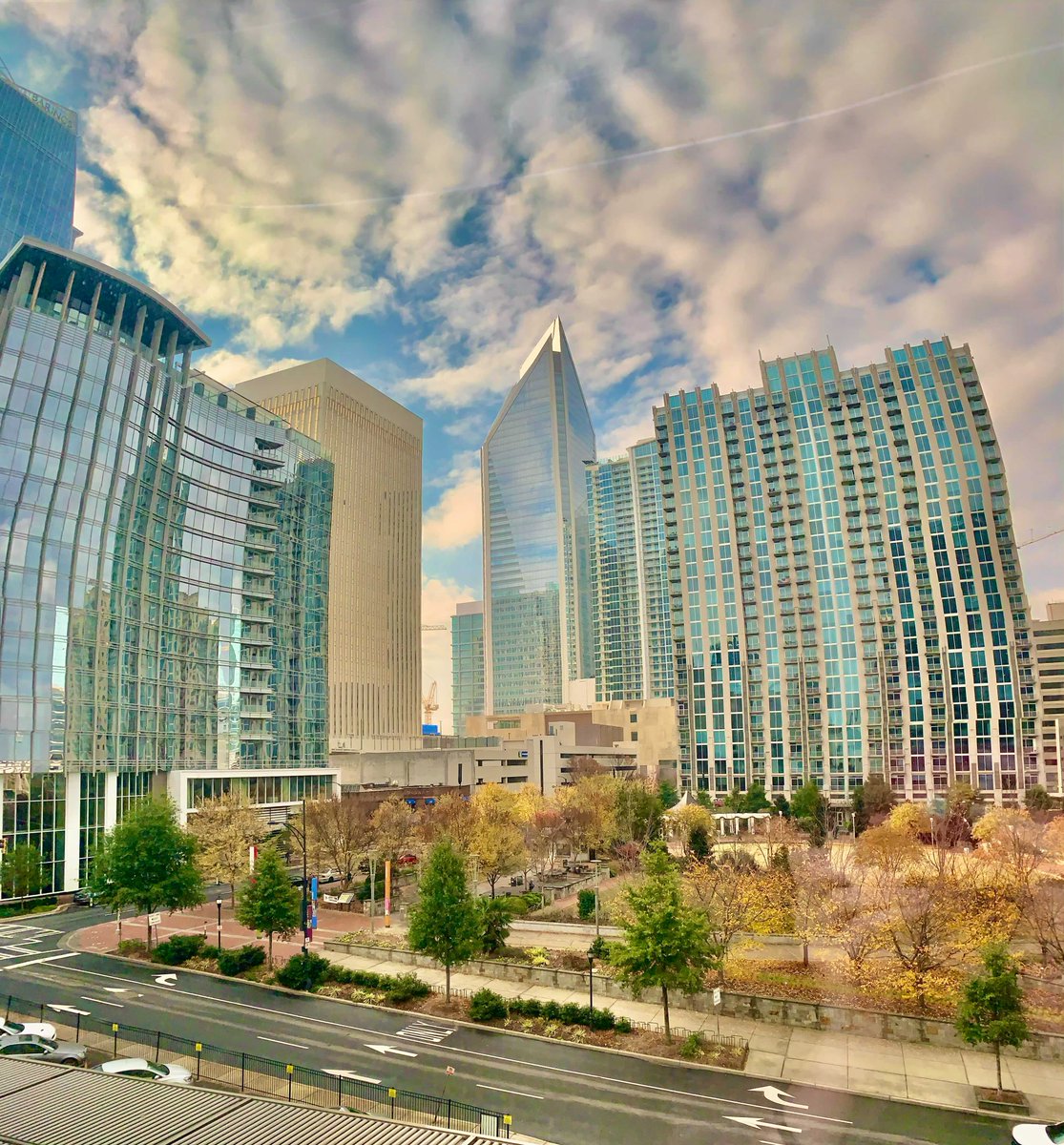 Happy Monday❗

Here at Packard Place our community members start their week off with business deals and city views. 🏦🤑
How do you start your week off ❔
.
.
.
#HappyMonday #Entrepreneur #Startup #Businesswomen #Businessman #Successful