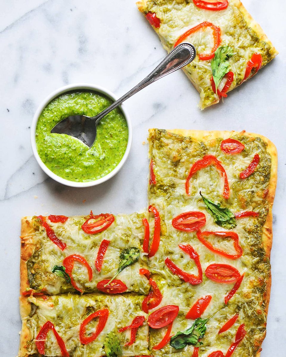 Homemade pizza is always a good idea. Tip: make a delicious pesto with Basil Stir-In Paste! 🌿 (📷IG: eattherainbow_kid)