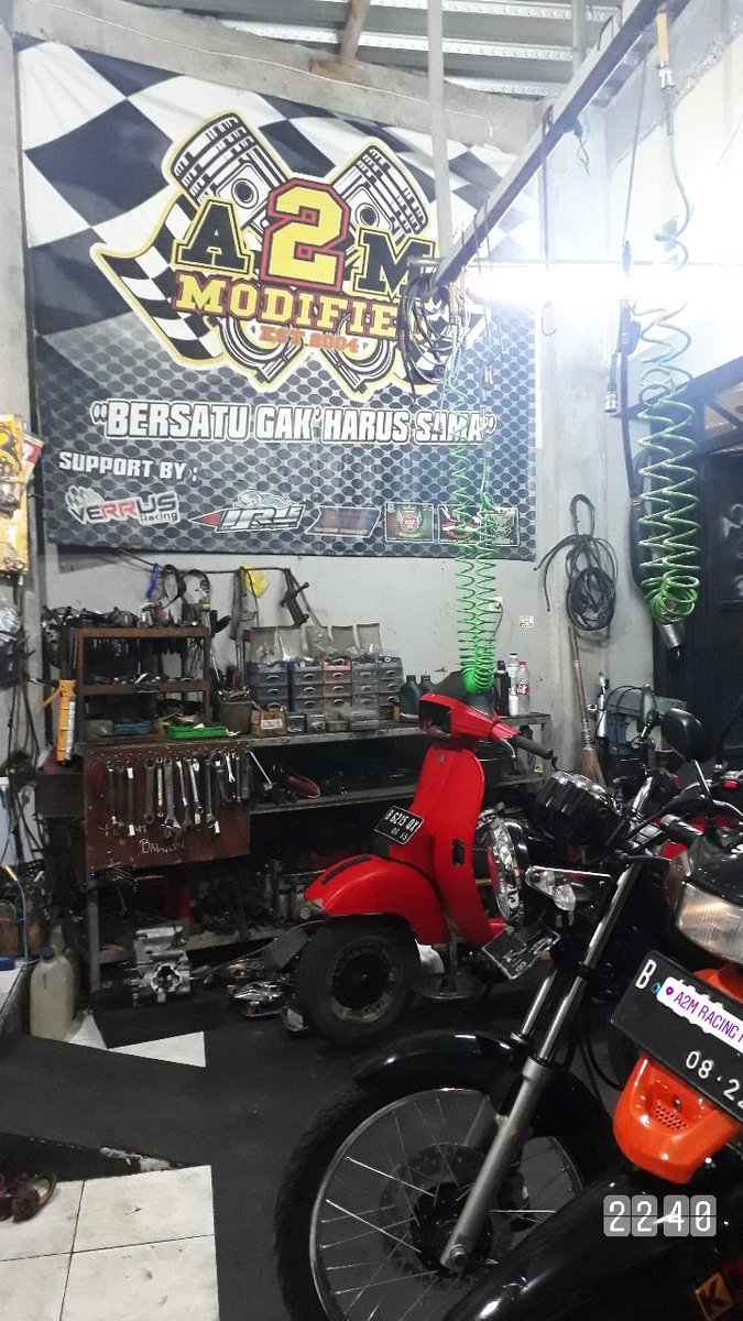 toplestaufan's tweet photo. Emang iya? 
#ScooterHellRiders
#2dekadeSHR
#SikinScooterSports
#A2M #ajagijig https://t.co/R3S5Xs0aod