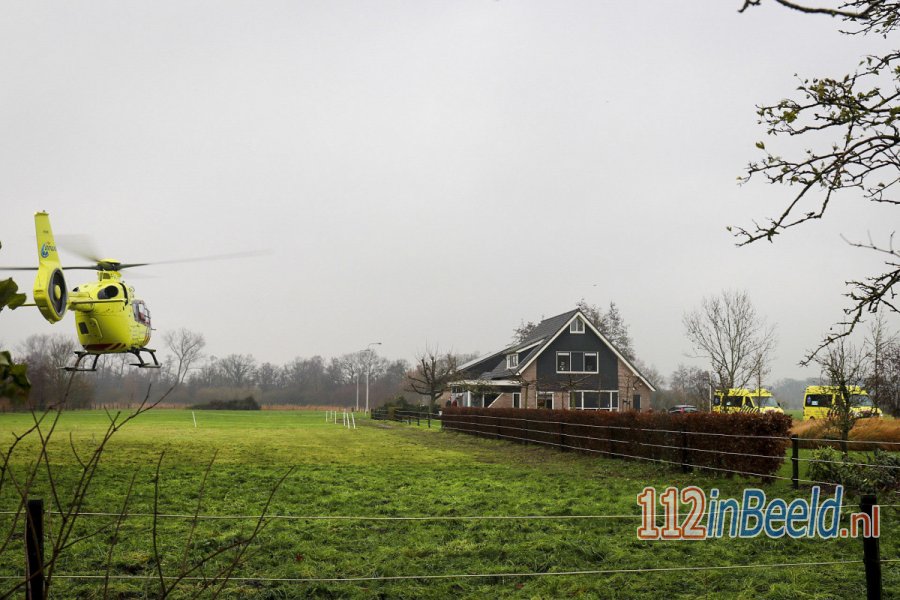 Traumahelikopter landt bij woning in #Nijkerk voor zwaargewonde klusser. 112 in Beeld.