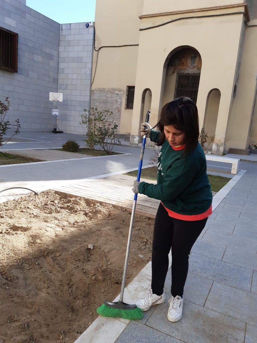 sjdceesanrafael's tweet photo. Puesta a punto de nuestro #huertoescolar dentro de las actividades del #tallerdehogar de la etapa educativa de #PTVAL #educacionespecial #Granada #colegioscreativos #EDUCACION #venaconocernos Recuerda que tenemos matrícula abierta todo el curso escolar #matrículaextraordinaria https://t.co/DpQJfqdcgB