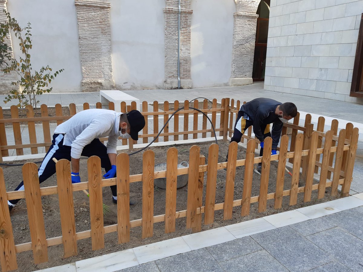 sjdceesanrafael's tweet photo. Puesta a punto de nuestro #huertoescolar dentro de las actividades del #tallerdehogar de la etapa educativa de #PTVAL #educacionespecial #Granada #colegioscreativos #EDUCACION #venaconocernos Recuerda que tenemos matrícula abierta todo el curso escolar #matrículaextraordinaria https://t.co/DpQJfqdcgB