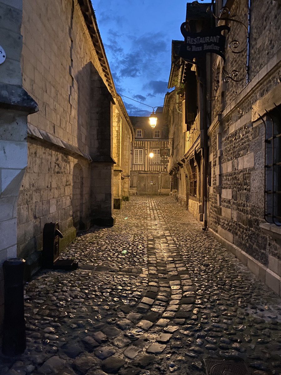 Djibeusse's tweet photo. @ManuelaRz #honfleur by night https://t.co/6xdbWCin9Q