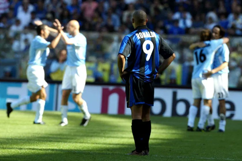5 mai 2002Ultime journée.L'Inter est toujours premier et les Nerazzurri mènent 2-1 à Rome contre la Lazio.Mais le rêve s'envole : 2-2, 3-2 puis 4-2 et le titre revient à la Juventus.Ronaldo termine en larmes sur le banc, dans ce stade définitivement maudit pour lui.