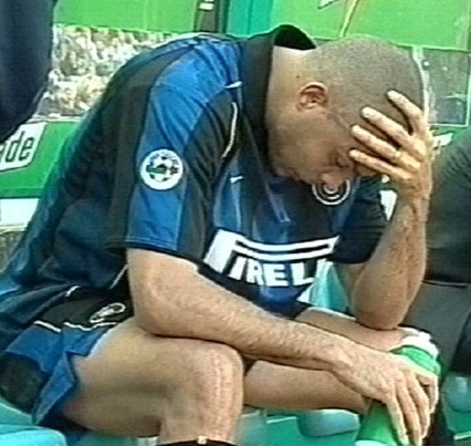 5 mai 2002Ultime journée.L'Inter est toujours premier et les Nerazzurri mènent 2-1 à Rome contre la Lazio.Mais le rêve s'envole : 2-2, 3-2 puis 4-2 et le titre revient à la Juventus.Ronaldo termine en larmes sur le banc, dans ce stade définitivement maudit pour lui.
