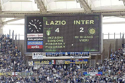 5 mai 2002Ultime journée.L'Inter est toujours premier et les Nerazzurri mènent 2-1 à Rome contre la Lazio.Mais le rêve s'envole : 2-2, 3-2 puis 4-2 et le titre revient à la Juventus.Ronaldo termine en larmes sur le banc, dans ce stade définitivement maudit pour lui.