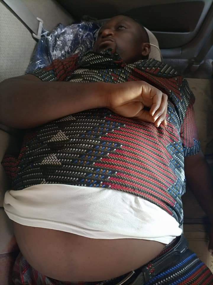 PrinceMattson01's tweet photo. A @PoliceNG officer on "road block" along Orodo Ubommiri Imo State allegedly shot and killed Barr Oguzie Nmezi from Duruewuru Amucha Njaba LGA in Imo State who was on his way to a wedding on 5th Dec 2020.
His lifeless body is deposited at a morgue in Owerri.
#EndPoliceBrutality https://t.co/DRmXTnfabI