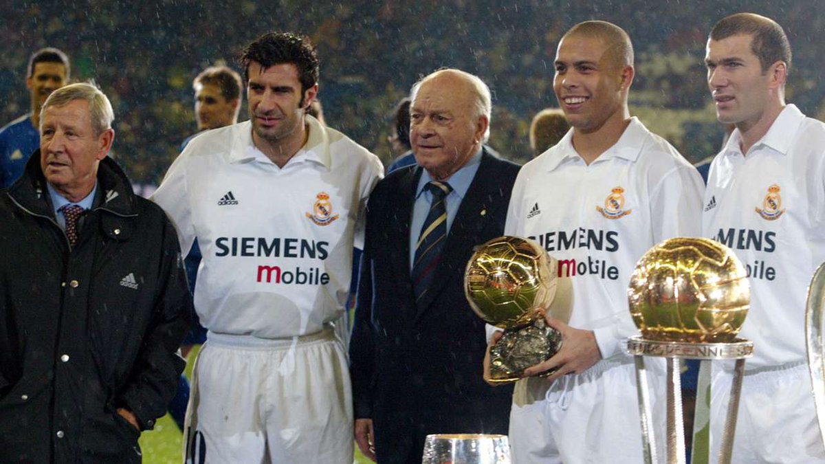 18 décembre 2002Ronaldo reçoit son deuxième Ballon d'Or.Un jour de fête, bêtement gâché par une partie du public qui ne trouve rien de mieux que de chanter "Raúl, Raúl, Raúl" Pour l'histoire, une photo légendaire est prise avec les Ballon d'Or passé au Real Madrid.