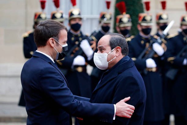One photo sums-up the relations between two allies in a turbulent regions. Neither pro-  #Turkey, nor pro-  @alimamaltayeb could sabotage the visit.There are indeed differences, but both  @EmmanuelMacron and  @AlsisiOfficial seem to be willing to solve them  #Egypt  #France
