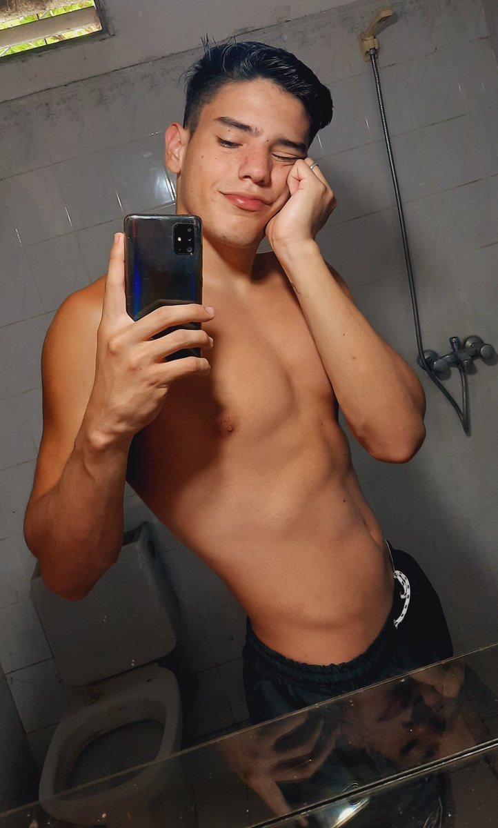 Ritthow's tweet photo. #LunesDeGanarSeguidores #calorparanormal #BuenaSemana https://t.co/xZs3kbw7AF