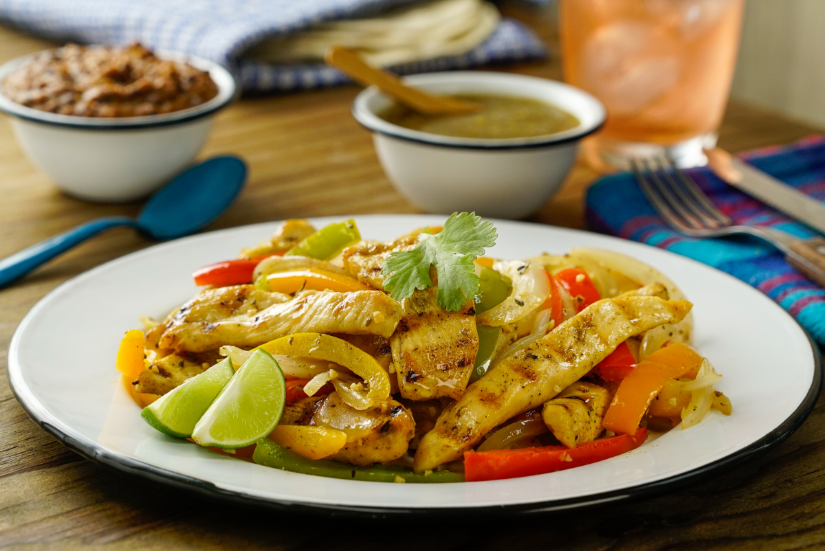 Imagínate unos ricos tacos de estas FAJITAS de POLLO, ¡ufff!
Receta: bit.ly/2wKh43K