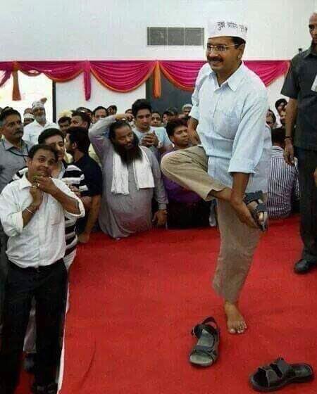 mi00618531's tweet photo. Kejriwal went to Farmers Protest today

Today only Protester Geeta Bhati's sandle got stolen

Connect the dots...
#गीता_भाटी_का_सैंडल_वापस_करो https://t.co/wVqgzKoQ9t