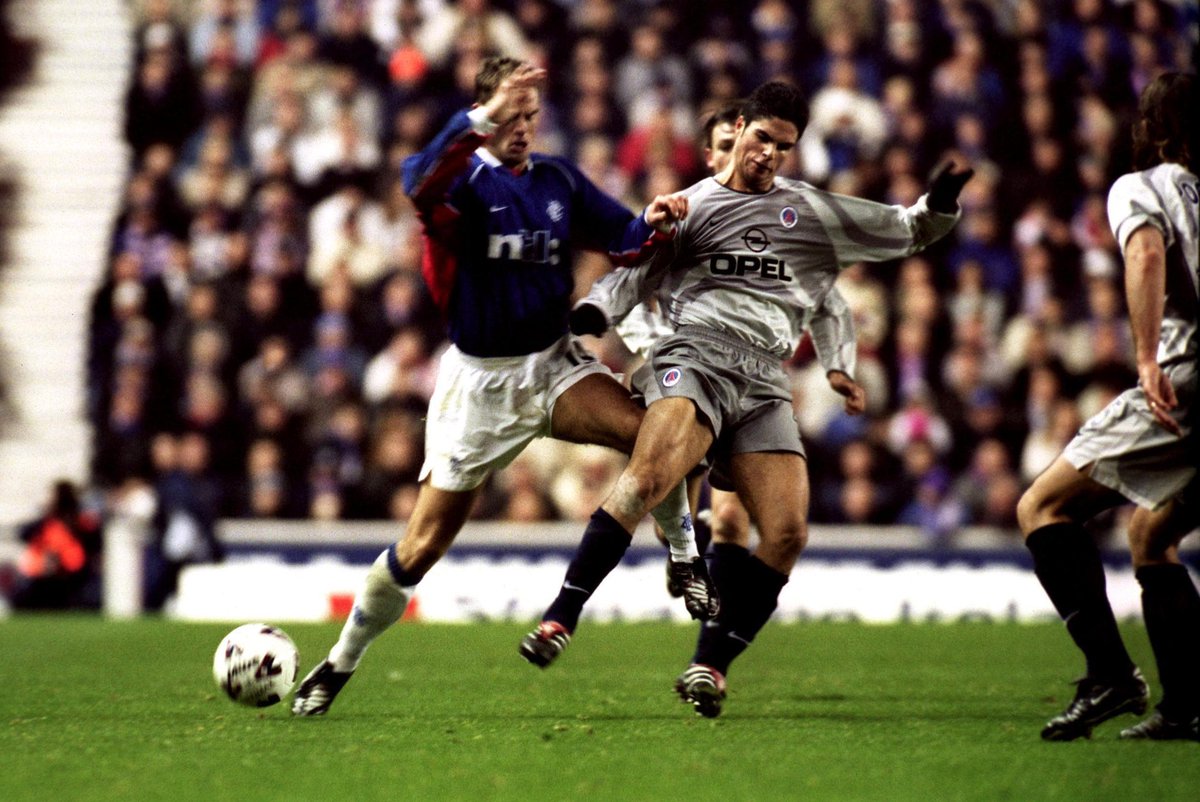 Contexte : Une saison 2001-2002 frustrante avec une élimination prématurée en Coupe UEFA aux TAB par les Glasgow Rangers, et une 4ème place en D1 à un petit point de la LDC. Trop de matchs nuls et des buts concédés en fin de matchs seront les conséquences de cet échec.