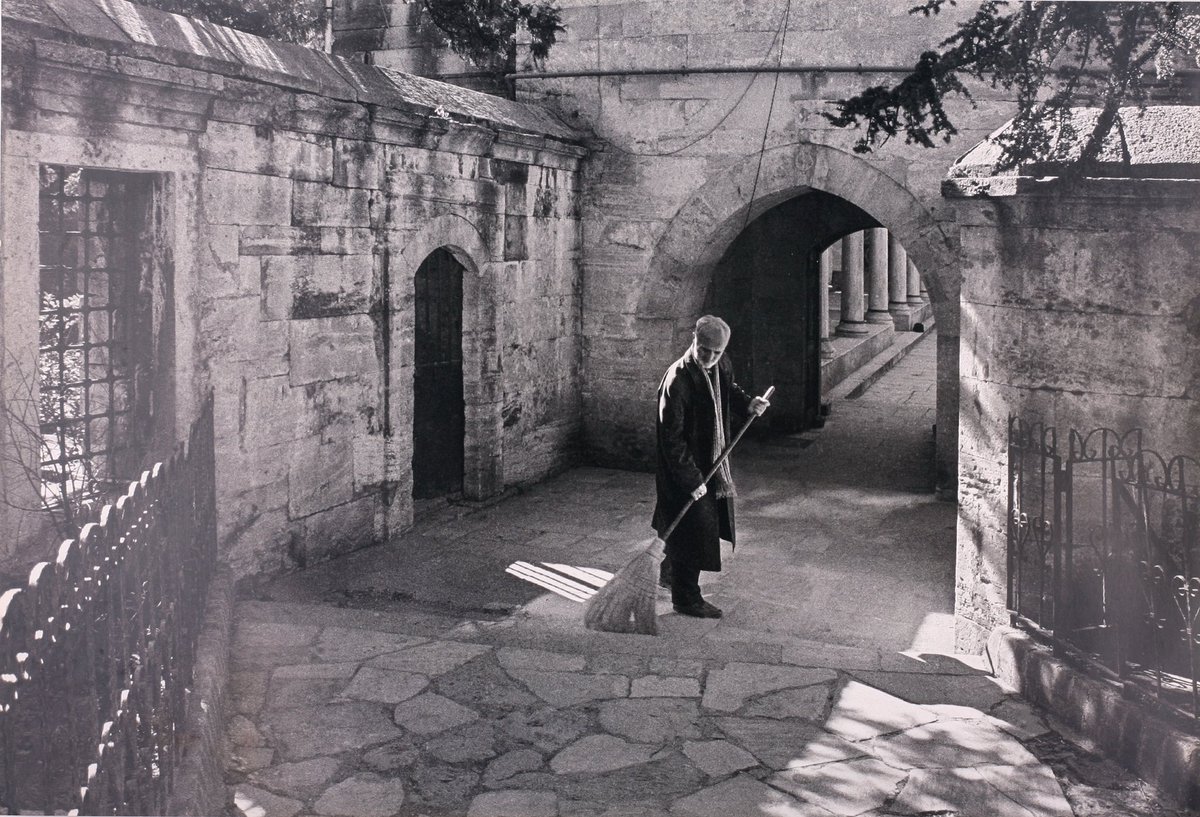 Bilirsin ki, dünyada vefalı insanlar çok takdir edilir ve alkışlanır, ey aziz insan..

(İstanbul’da Cami Avlusunu Süpüren Adam. Fotoğraf #UfukTeksoy)