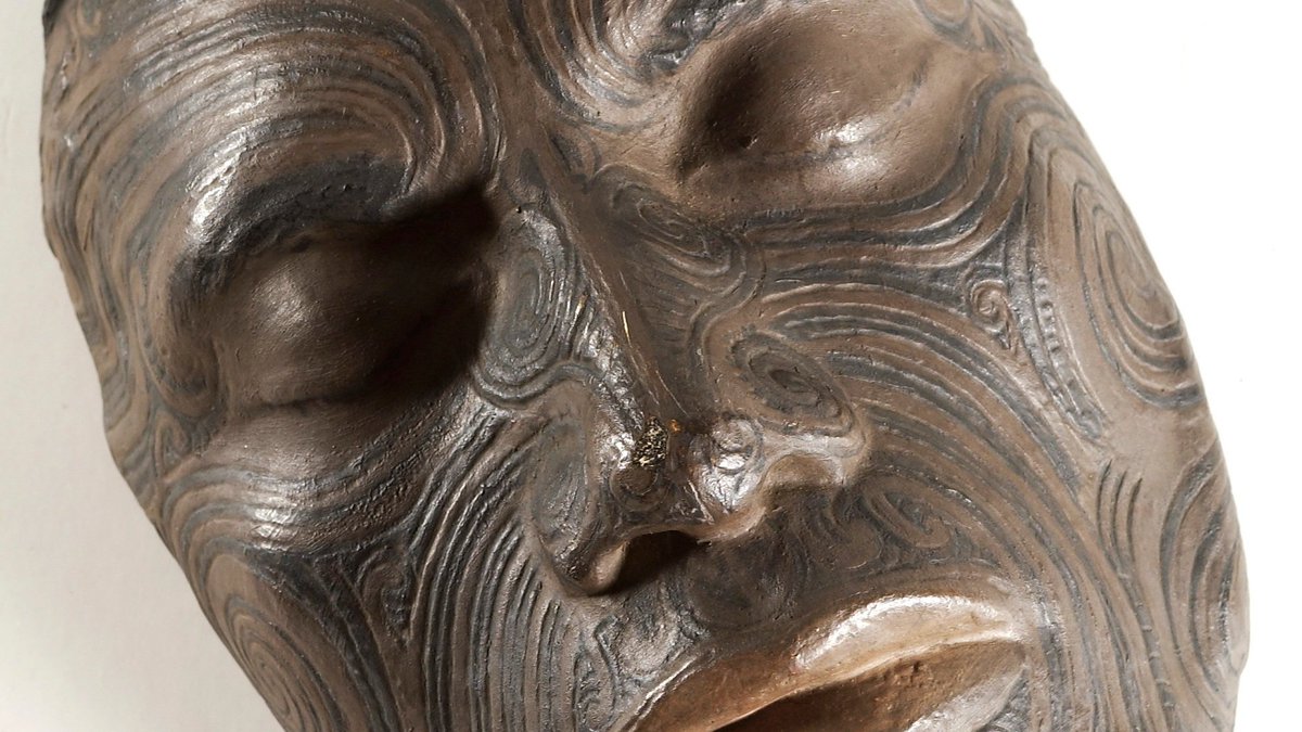 Shamefully, I've not participated in ANY of  @MuseumsUnlocked but for Day 126, ‘casts, copies and forgeries' here's my contribution!This is a plaster cast copy of a life mask gifted to the British Museum by Gov. Sir George Grey. It's currently on display in  @ExploreWellcome