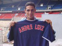 Les deux recrues les plus attendues : André Luiz qui signe pour 7,5M de Tenerife, ex marseillais. Martin Cardetti « El Chapulin » sera le nouveau numéro 9 du PSG en provenance de River Plate où il a fini meilleur buteur du championnat argentin et tentera de faire oublier Anelka.
