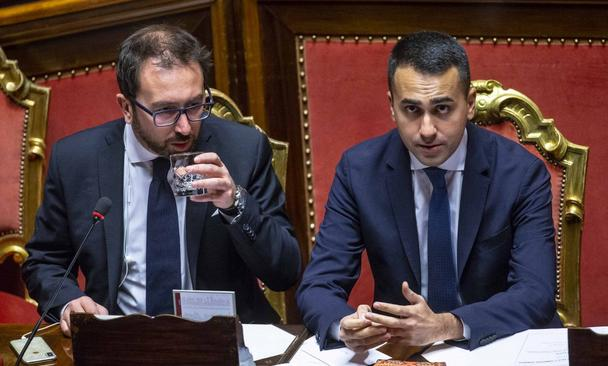 LegaSalvini's tweet photo. *FLASH -CORONAVIRUS: ISOLAMENTO PER BONAFEDE E DI MAIO, ACCANTO A LAMORGESE (RISULTATA POSITIVA) A P.CHIGI- FLASH* = https://t.co/iAeisbZVPz
