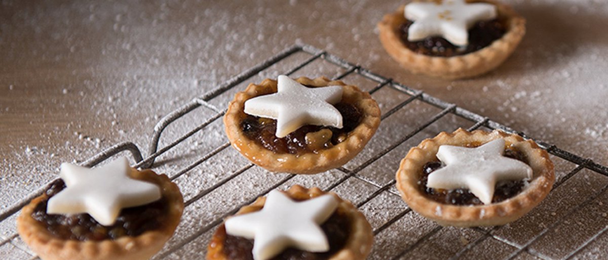 It's December and we all know what that means...Christmas is here! Our Star Mince Pies are made with a special royal shortcrust pastry and we promise the taste is worth the effort! Click the link below for the recipe ⭐😋 #MakingGreatBakingMoments carrsflour.co.uk/recipes/star-m…