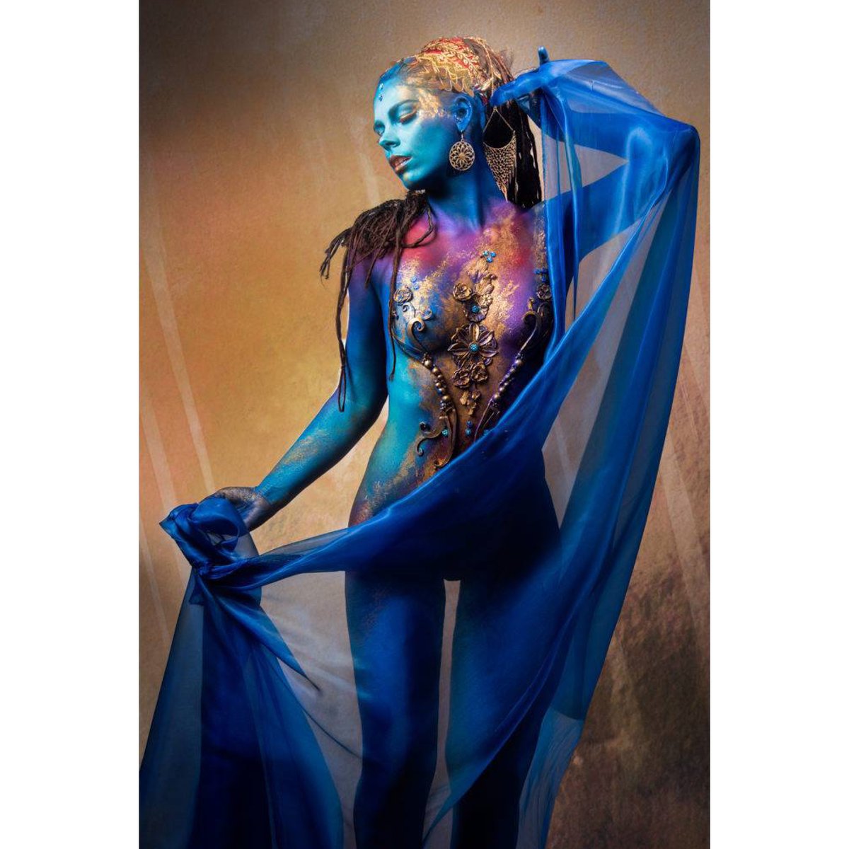 HouyamMakeUp's tweet photo. Blue-gold for the oriental princess @lohane_modele. I was lucky to collaborate with talented photographers Thanks @philippe_rikir for these beautiful photos  #bodypainting #collaboration #photographer #makeupartist #makeupartistworldwide #makeupartistlife #goldaddict #oriental https://t.co/8EnvkBaKAi