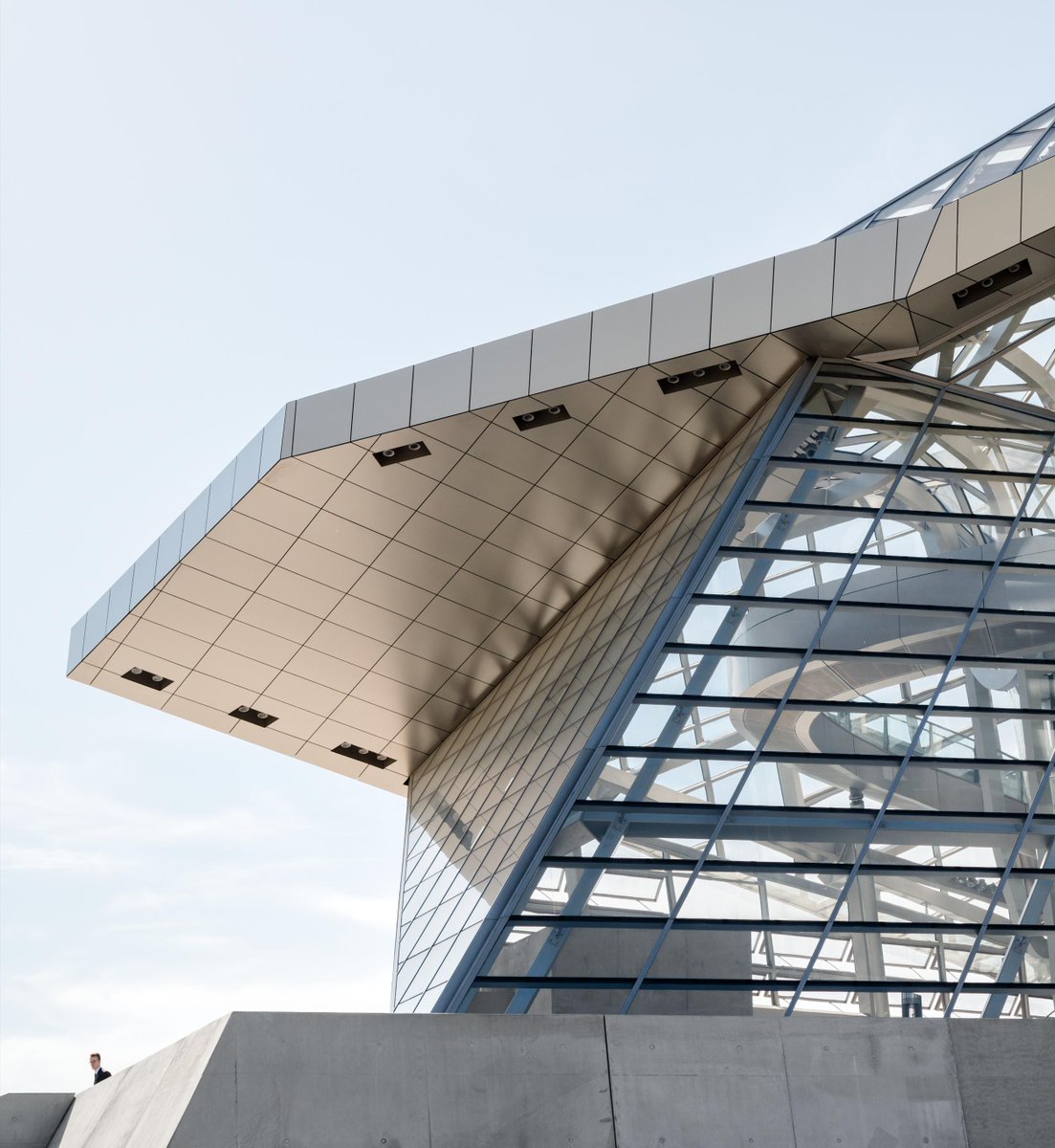 The Large panes of glass from the entrance crystal of the Musée des Confluences are mounted in steel frames: assemblages that, by virtue of being resistant to flexion, make the various folded surfaces seem reflective. Image by @raimund.koch