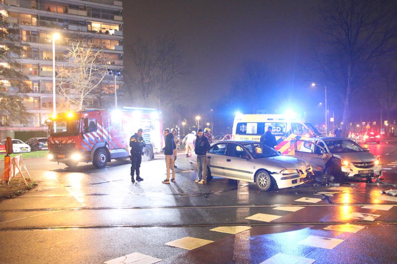 NU ONLINE: Licht gewonde en forse schade na verkeersongeval Buitenhofdreef Delft..
