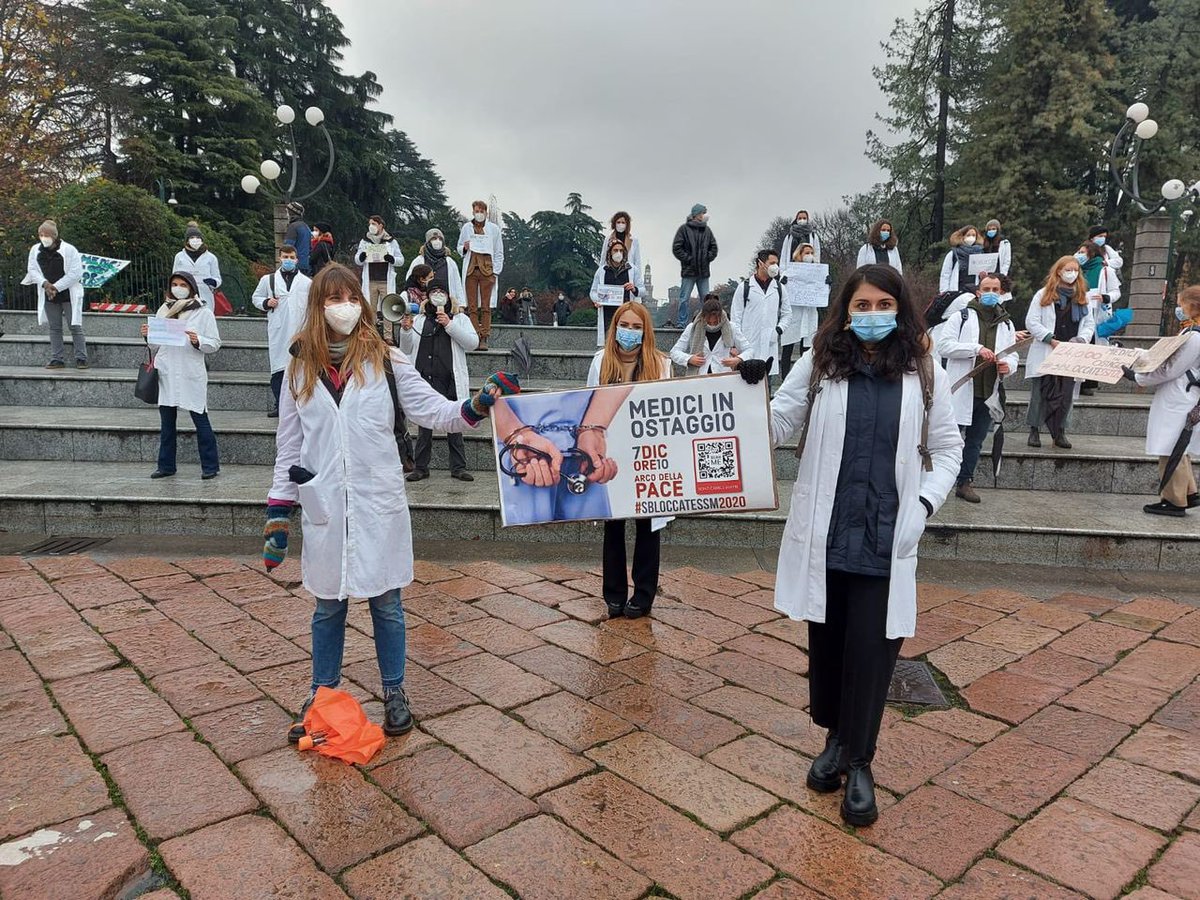thetinyflame's tweet image. Milano manifesta! 
#mediciinostaggio #sbloccatessm2020 #ssm2020 #stopimbutoformativo