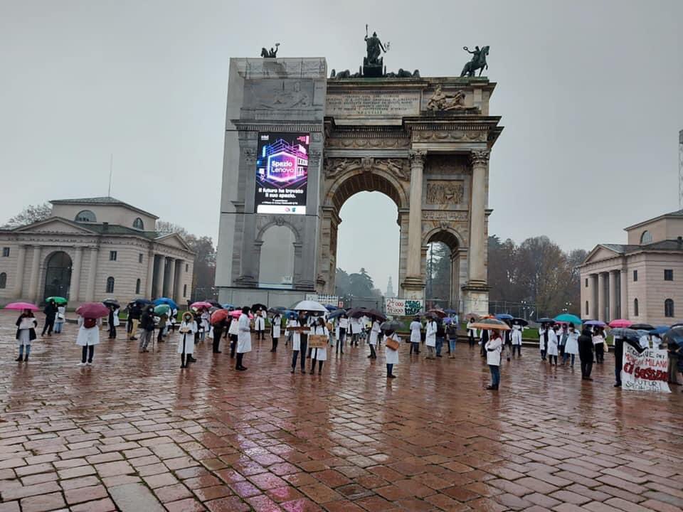 thetinyflame's tweet image. Milano manifesta! 
#mediciinostaggio #sbloccatessm2020 #ssm2020 #stopimbutoformativo
