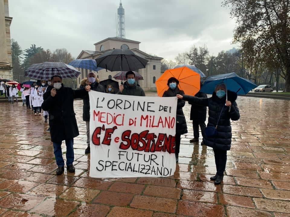 thetinyflame's tweet image. Milano manifesta! 
#mediciinostaggio #sbloccatessm2020 #ssm2020 #stopimbutoformativo