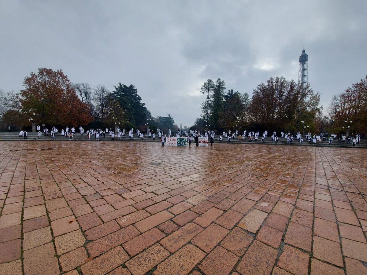 thetinyflame's tweet image. Milano manifesta! 
#mediciinostaggio #sbloccatessm2020 #ssm2020 #stopimbutoformativo