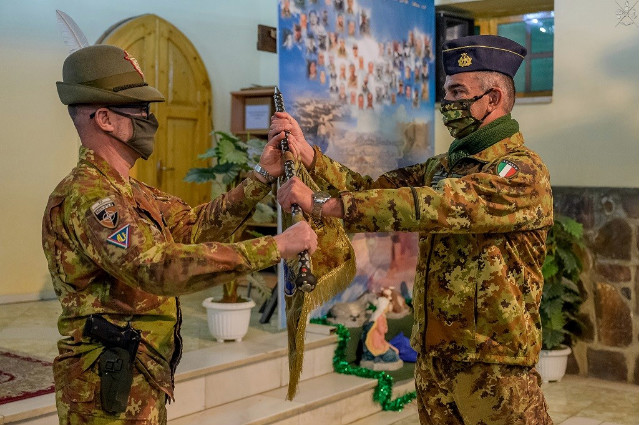 SM_Difesa's tweet photo. #Afghanistan
Si è svolta a #Herat, alla presenza del Gen. B. Vezzoli, la cerimonia di cambio alla direzione del CAI-I tra il Col. Bonomo (cedente) e il Col. Merola (subentrante).

#ForzeArmate🇮🇹 #AeronauticaMilitare 
@ItalianAirForce @Esercito 

➡️https://t.co/BKS6oRmZNs https://t.co/TXjTwKmeOu