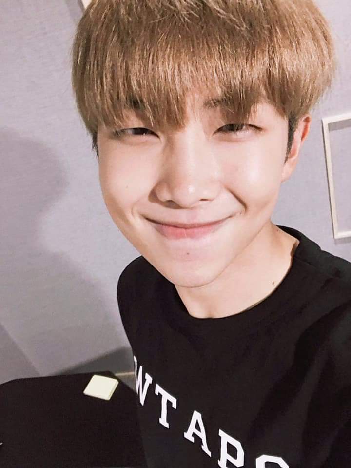 Siempre es buen momento para recordar los hermoso y perfecto que es Kim Namjoon, nunca basta para decir lo mucho que te amo ya admiro 💜