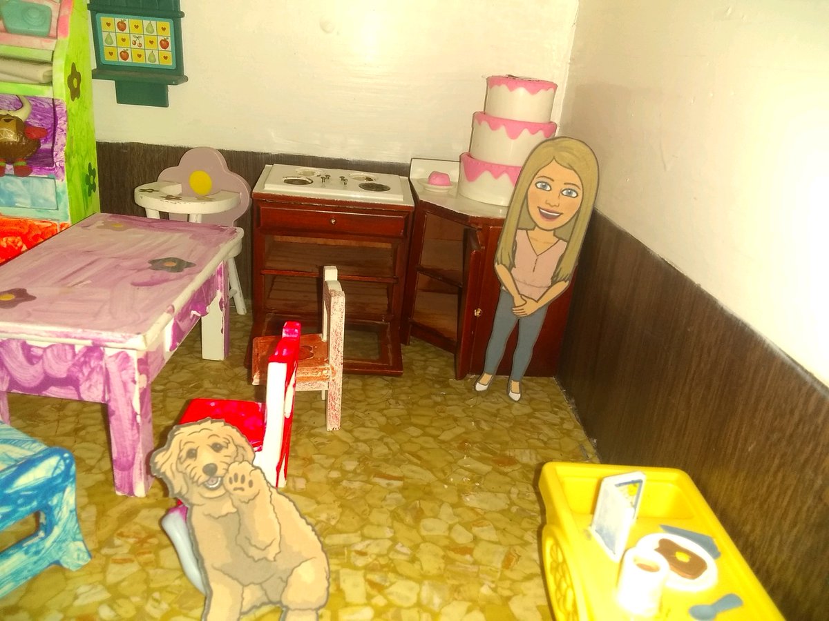 MissMcKeownA4's tweet photo. #FlatMsMcKeown & #FlatPenny went for a walk with Lillia and then played in her dollhouse! What a fun time we had! ๐Thanks for the adventures, Lillia! https://t.co/oktxXji4Ag