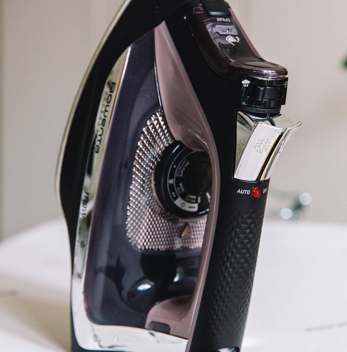 RowentaCanada's tweet photo. Did you keep wrapping paper from last year's gifts? Reuse the paper this holiday season with a quick press from your iron. Just set your iron to low, put the paper between a towel, and work away! We're using the new Rowenta AccessSteam Iron - give it a try! #RowentaTips https://t.co/vdykSyhMpv