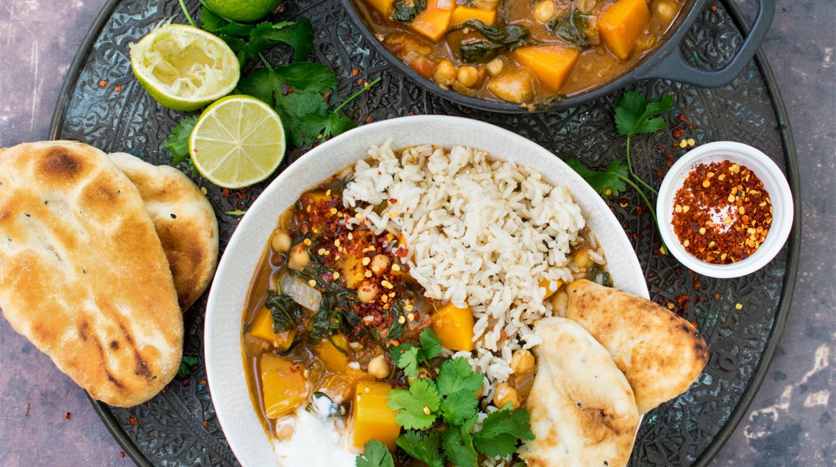 Prêt en moins de 40 minutes, ce #curry de courge butternut et d’épinards est un plat savoureux et réconfortant. C’est une de nos recettes de famille préférées.

Recette 👉 buff.ly/2VO42if

#vegan #lundisansviande #sanviande #flexitarien #veganfrance