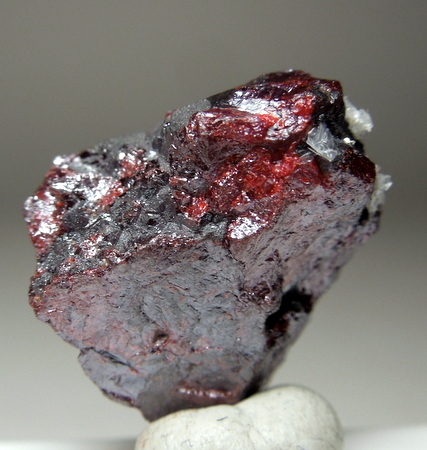 MyRockHub's tweet photo. Happy Monday - We're starting today's posts with #MineralMonday and the fascinating subject pyrargyrite. The photos are of a specimen mined in Chile and featured in a current auction offered at https://t.co/m2YRQpHi4h, an advertising partner of our sister brand, @RandG_official. https://t.co/UBbnWNi0nV