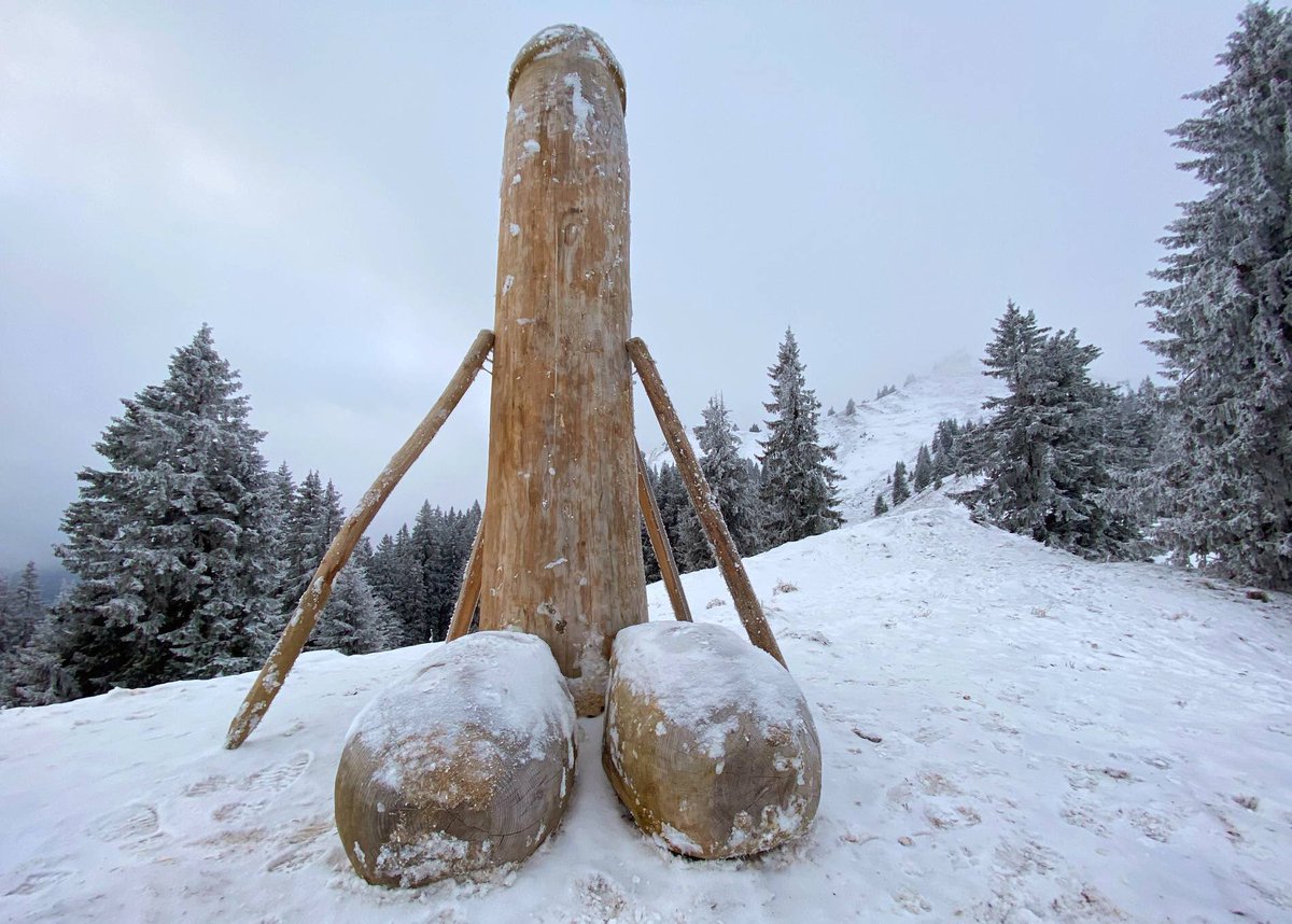 LoveGuerillero's tweet photo. 2/2
Waren Außerirdische am Werk? Auch die Gemeinde rätselt munter mit. Erst verschwindet der #Holzpenis 😁 🪵 und jetzt so etwas , ich sag euch da ist was großes im Busch #codeSantaClaus 🧑🎄 eindeutig https://t.co/FSgtFNgmVC https://t.co/1HMoeTotCS