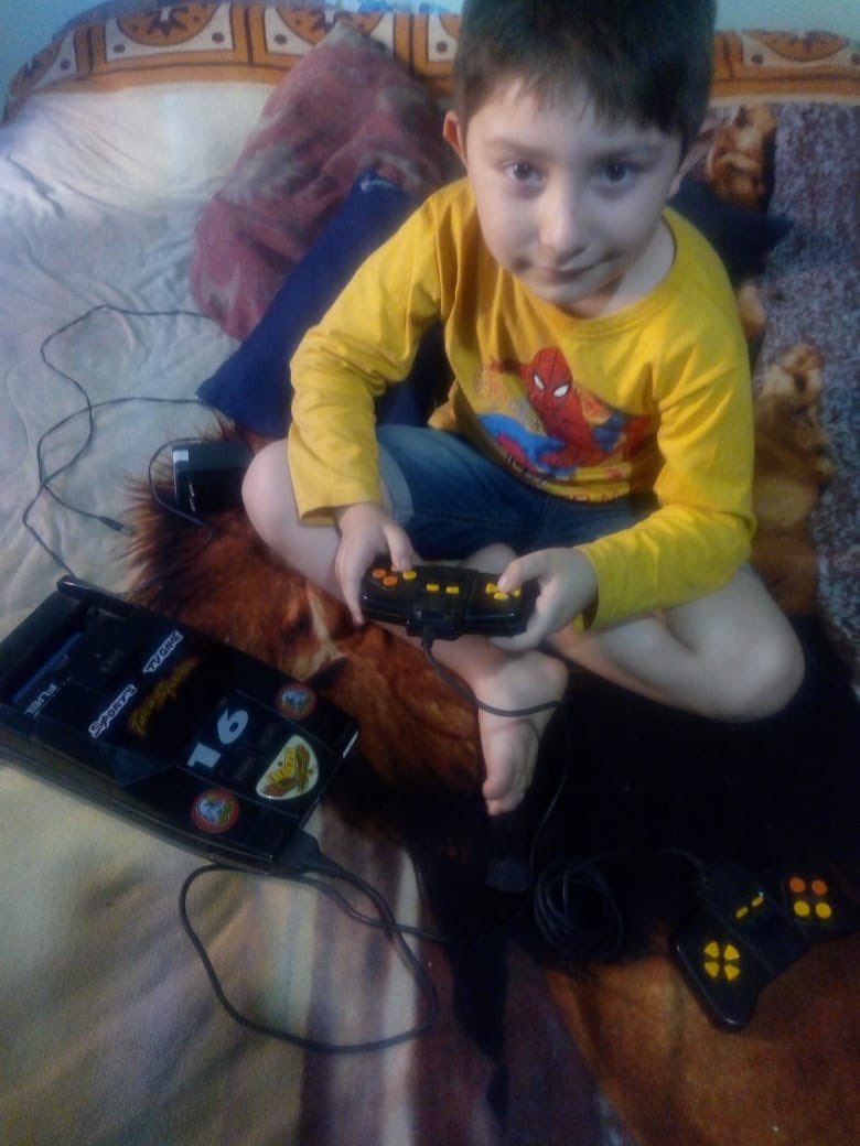 Anacrogames's tweet photo. El premio del #ANACROSORTEO de Noviembre fue este hermoso #famiclon que ya lo está disfrutando una familia feliz. 

El PREMIO de #Diciembre es IMPERDIBLE para el apasionado retrogamer. 

PARTICIPÁ GRATIS en este video
👉 https://t.co/6ivZVyqEH2

Triple chances para quien haga RT https://t.co/HzIkBEqaTp